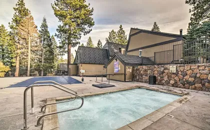5 Mi to Mammoth Mtn Ski Area: Condo w/ Views!