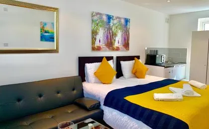 London Studio Apartments Private Bathroom Kitchenette Parking NP3