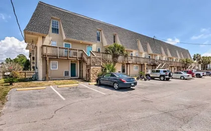 Chic Fort Walton Condo ~ 2 Blocks to Beach!