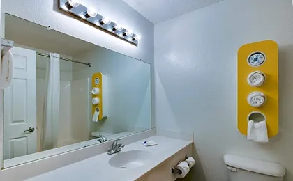 Motel 6-Hinesville, GA