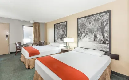 Super 8 by Wyndham Adel
