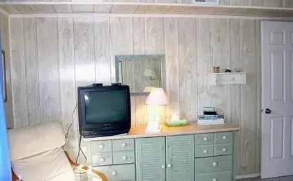 Old Wharf 32 1 Br condo by RedAwning