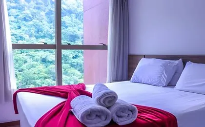 FLAT VPM Cozinha Varanda Ar Cond Estacionamento Cama Queen Vista IncrÃ­vel 400mb Wi fi TV Smart ServiÃ§os de Streaming Ducha Forte PrÃ³ximo a Barra da Tijuca e Recreio 10min de carro da Praia
