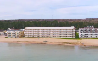 Mackinaw Beach & Bay Inn & Suites