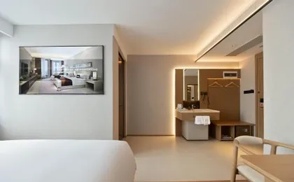 Beijing Tangfu Dynasty Wangfujing Nanluoguxiang Boutique Hotel is located in the city center, adjacent to Tiananmen, Wangfujing, Drum Tower, and Lama Temple