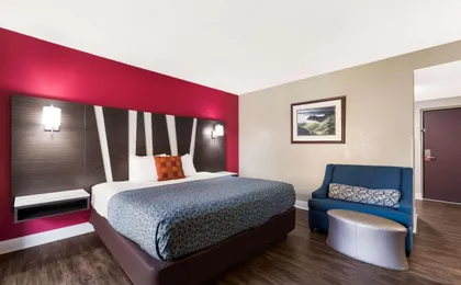 Econo Lodge Inn & Suites on the River