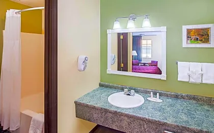 Days Inn & Suites by Wyndham Terre Haute