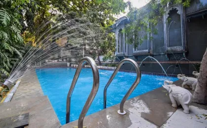 Hotel Raj Palace by Howard