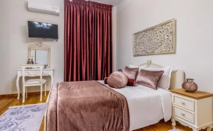 Acropolis Deluxe Apt Must