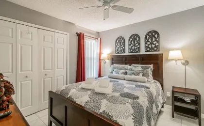 ​Near Theme Parks! Potter's Castle! Gorgeous, 3 Br's, Sleeps 8, Pool!