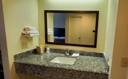 Plano Inn & Suites