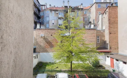 Cute Studio with Beautiful Balcony in the Center!