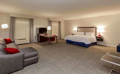 Hampton Inn Emerson LakePoint