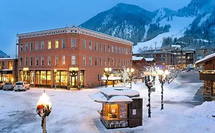Independence Square 308, Top Floor Hotel Room with Ideal Downtown Location