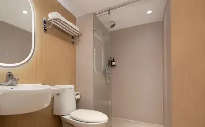Yijia International Hotel (Guanggu Pedestrian Street Guanshan Avenue Subway Station)