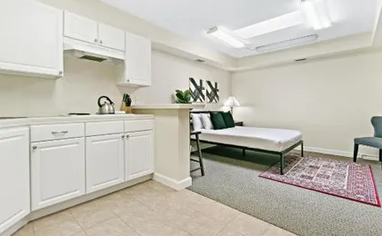Highland Park Minimalist Studio Unit - Near Metra!