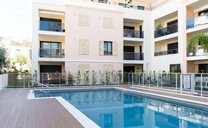 2-Br with Garden and Pool in the Heart of Palm Beach