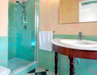 Beautiful 4 Bd House With Terrace & Views to the Alcazar Gardens. Casa Alcazar