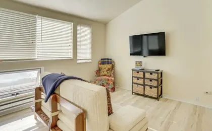 4 Mi to Vail Ski Resort: Cozy Getaway w/ Deck!