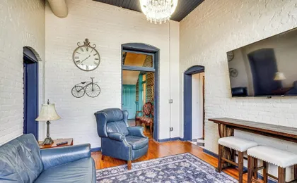 Queen Anne Manor' in Old West End w/ Elevator