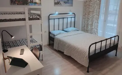 Center Apartment-sleeps5-balcony-live Neighborhood