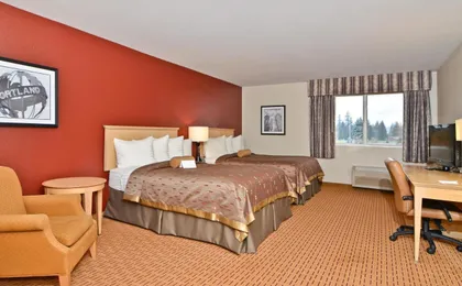 Clackamas Inn & Suites