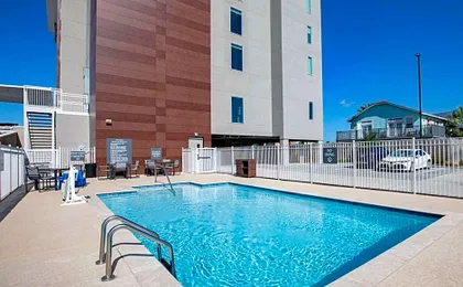 La Quinta Inn & Suites by Wyndham Galveston North at I-45