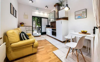 La Guardia Apartment with Private Parking