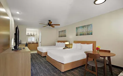 La Fuente Inn & Suites