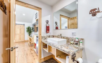Cottage Like Suite With Private Hot Tub