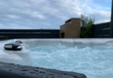 Hedonist-Luxury 2 bedroom apartment with private HOT TUB, garden and free parking