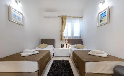 Holiday Home with Private Heated Pool, Sea View & Basketball Court