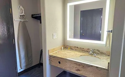 Days Inn & Suites by Wyndham New Iberia