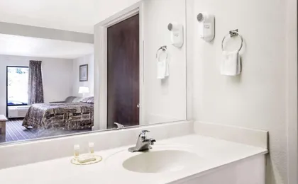 Brentwood Inn & Suites