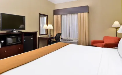 Holiday Inn Express and Suites Indianapolis W- Airport Area