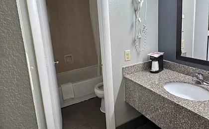 Econo Lodge Biltmore