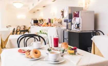 Raeli Hotel Lux