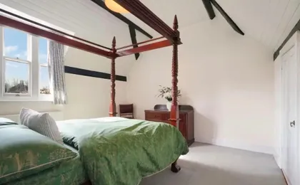 Villa Sleeps 17 With Hot Tub and Parking