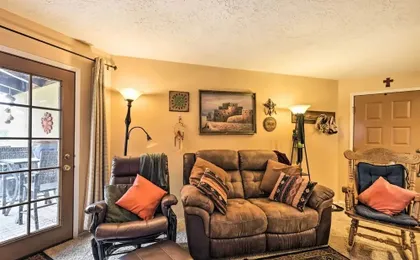Mountain-view Angel Fire Condo: Walk to Skiing