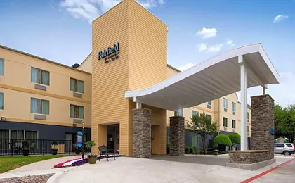 Fairfield Inn & Suites by Marriott Arlington Near Six Flags