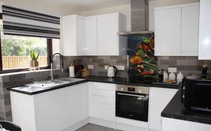 City Centre Town House with Riverside Views And Free Parking 1bak