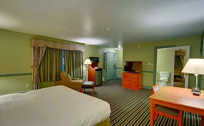Colonial Motel