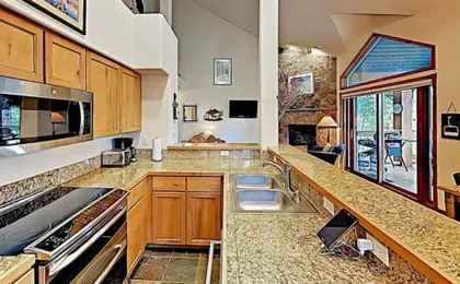 4 O Clock Ski Run Spacious 2 Bedroom Rental - Half Block from Snowflake Lift!