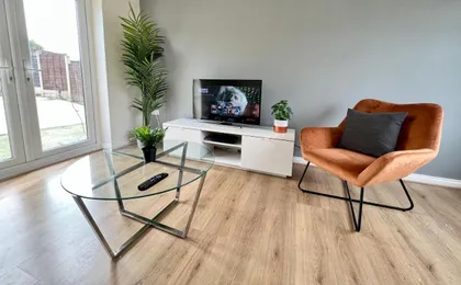 Spacious 3-Bedroom House with 5 Beds And Sofa-Bed