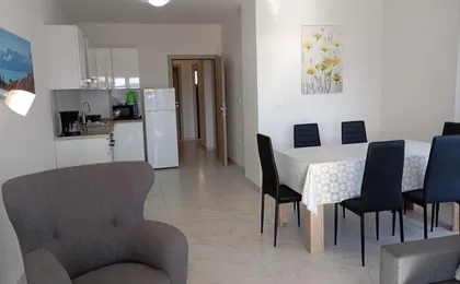 Immaculate 2-Bed Apartment in Okrug Gornji