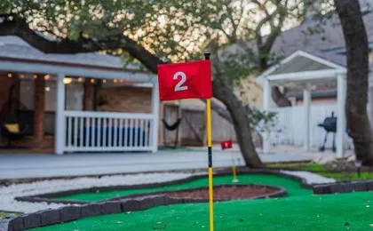 Beautiful Texas Ranch house, Game Room & Minigolf