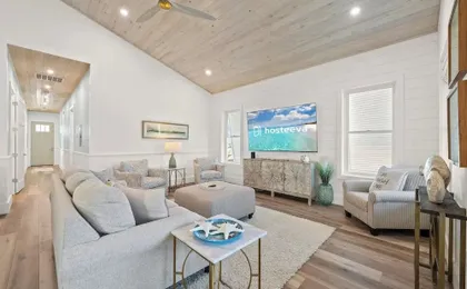 Luxury 4BR, Across street from beach, Sleeps 10!