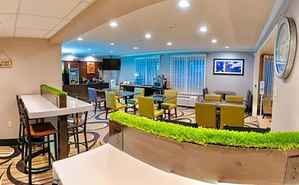 La Quinta Inn & Suites by Wyndham Milwaukee Delafield