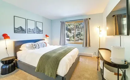 2 Mi to Eagle Lodge! Multi-level Haven w/ Hot Tub