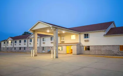 Days Inn By Wyndham Evansdale Waterloo